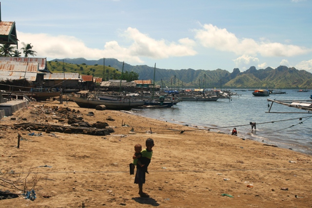 Pantai di dekat pelabuhan Kampung Komodo, tampak kapal-kapal nelayan tradisional sedang ditambat