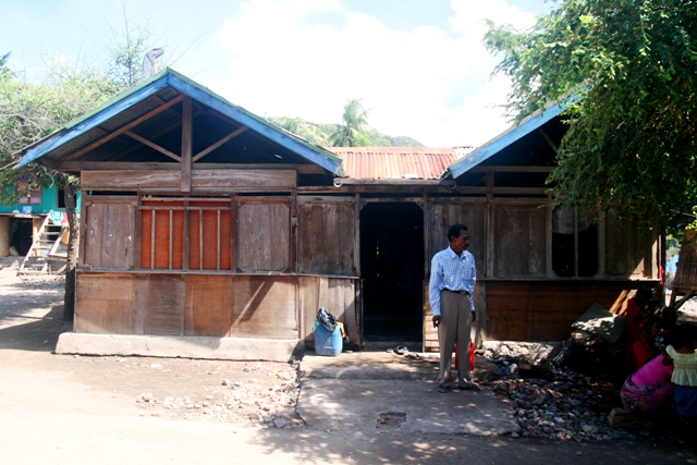Rumah Pak Ishaka yang sederhana, tipikal rumah-rumah di Kampung Komodo