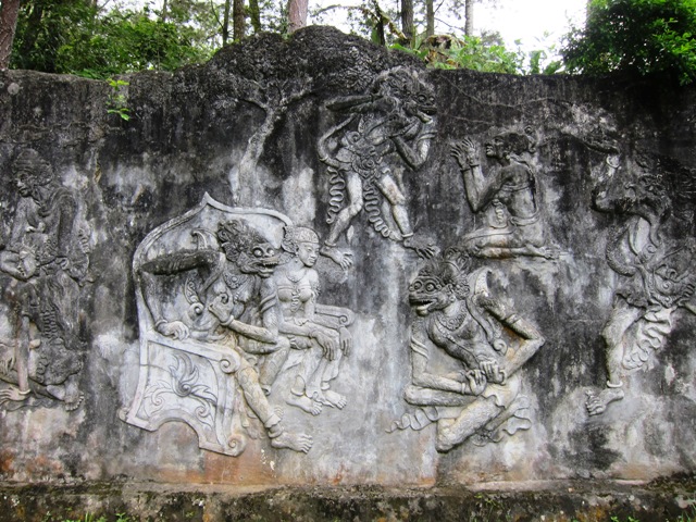 Detil relief sangat rapi, menggambarkan legenda pertempuran klasik di dunia perwayangan